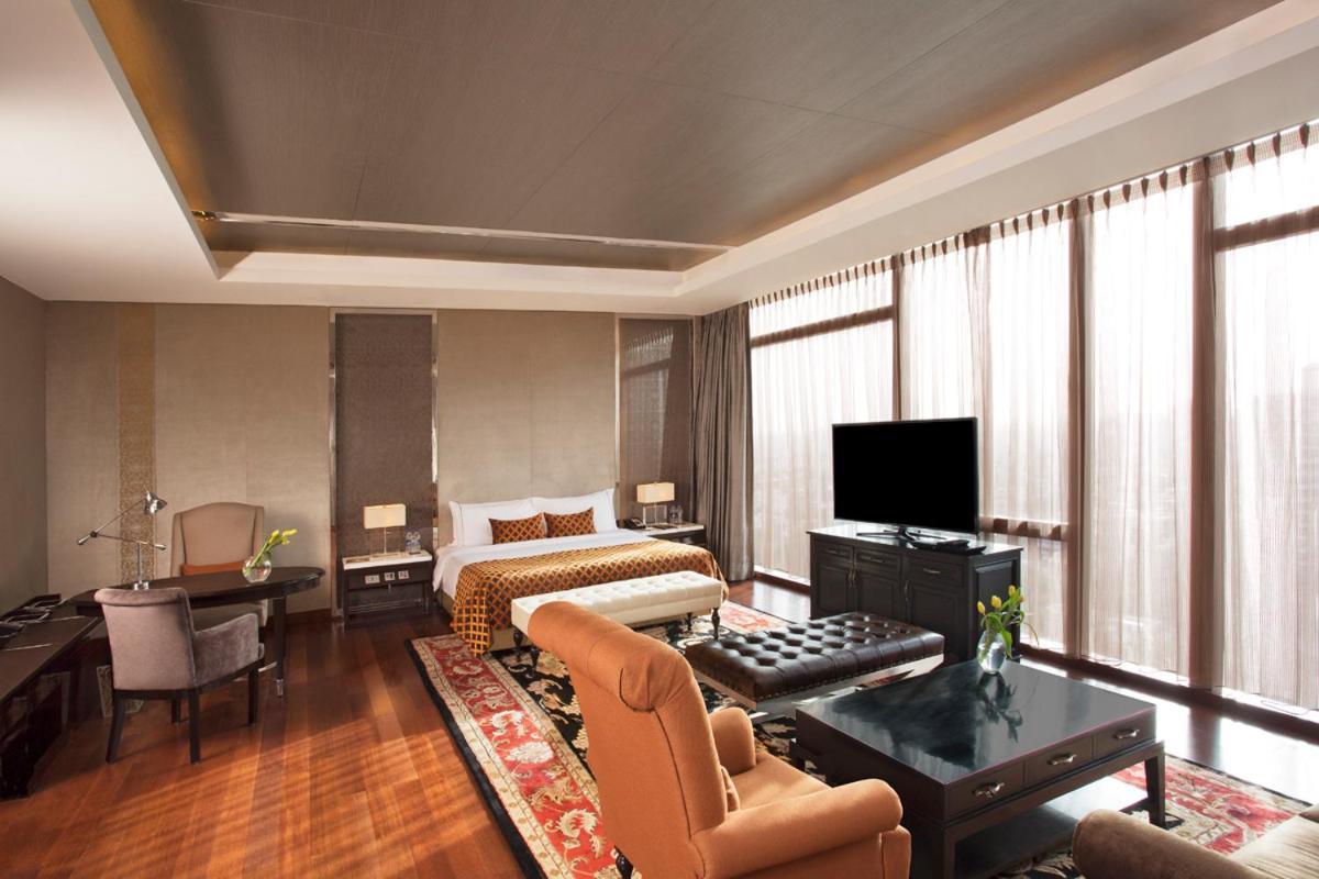 גורגאון Taj City Centre Gurugram מראה חיצוני תמונה A suite at the Taj Mahal Palace, Mumbai