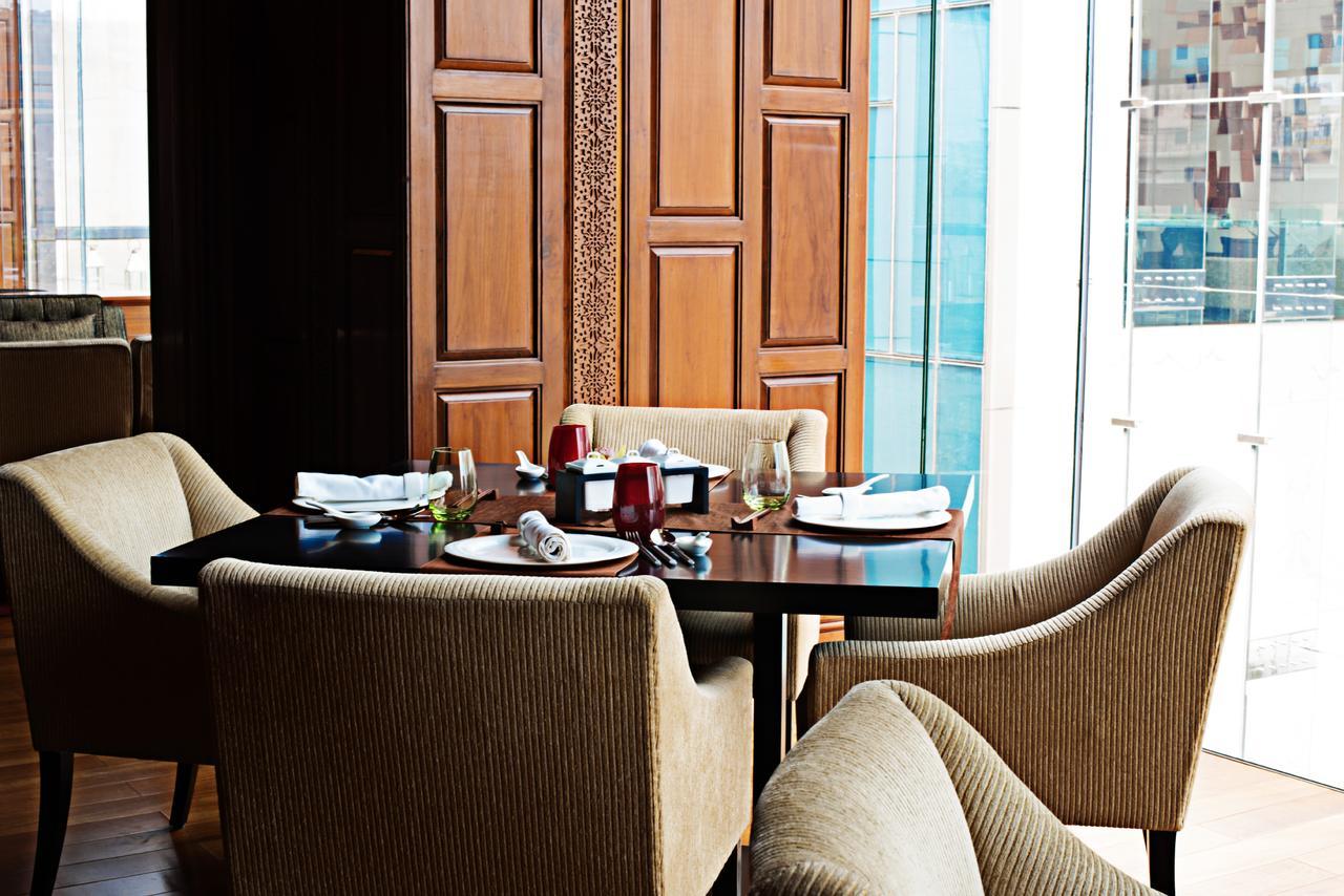גורגאון Taj City Centre Gurugram מראה חיצוני תמונה A dining room