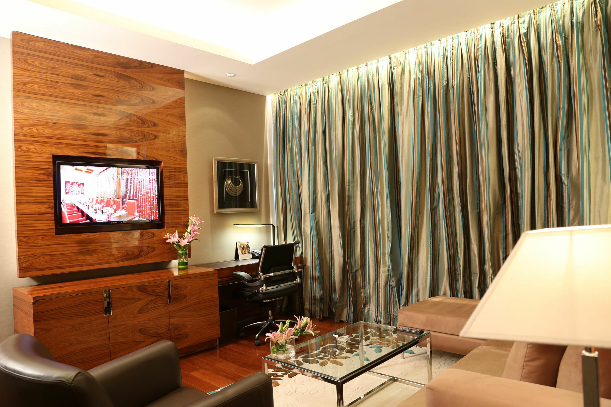 גורגאון Taj City Centre Gurugram מראה חיצוני תמונה A living room in a suite at the hotel