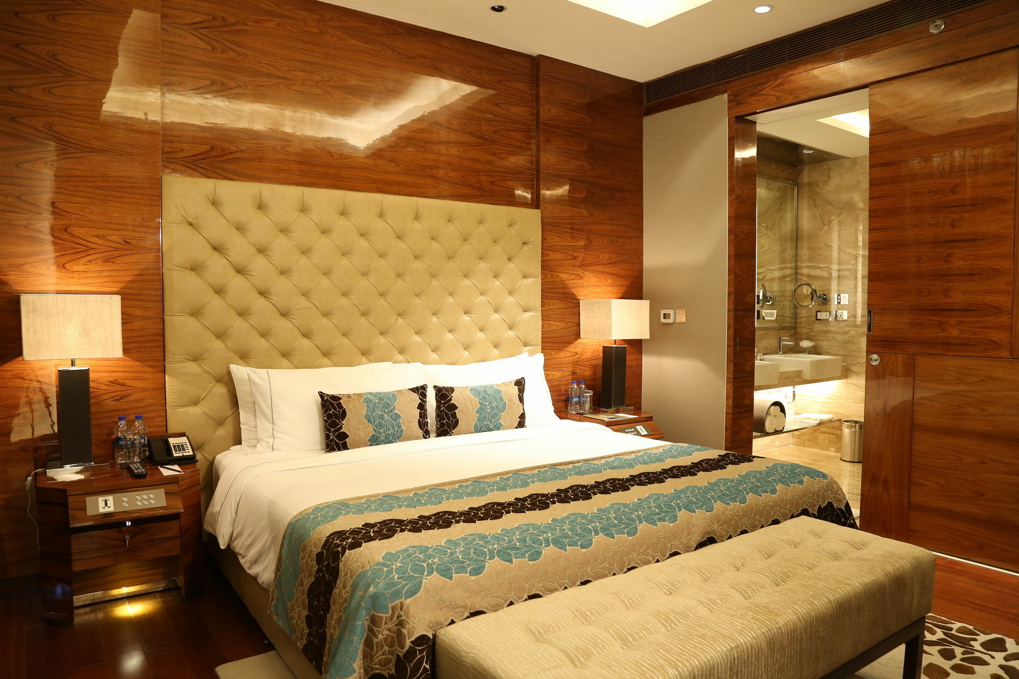 גורגאון Taj City Centre Gurugram מראה חיצוני תמונה A bedroom at the Taj Bengal