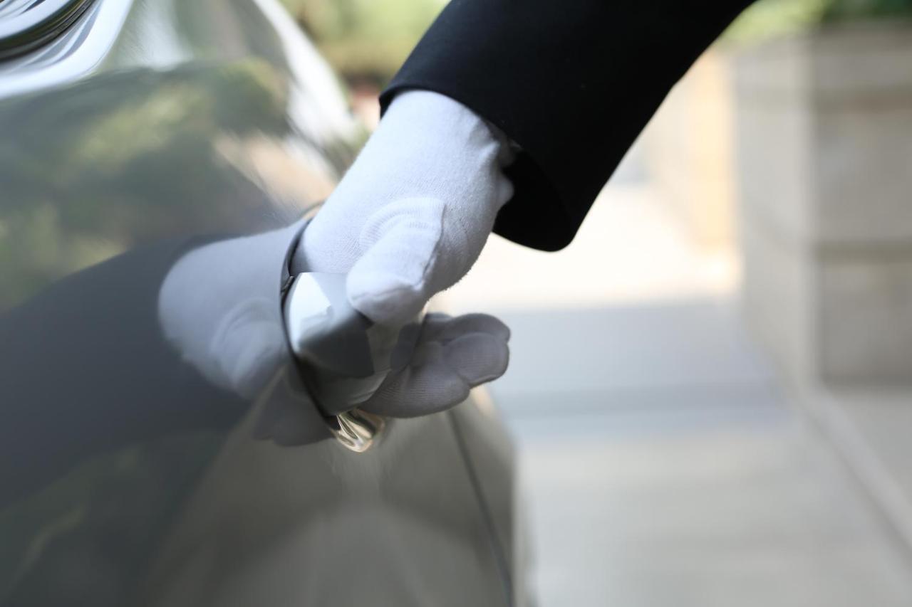 גורגאון Taj City Centre Gurugram מראה חיצוני תמונה A chauffeur opening a car door