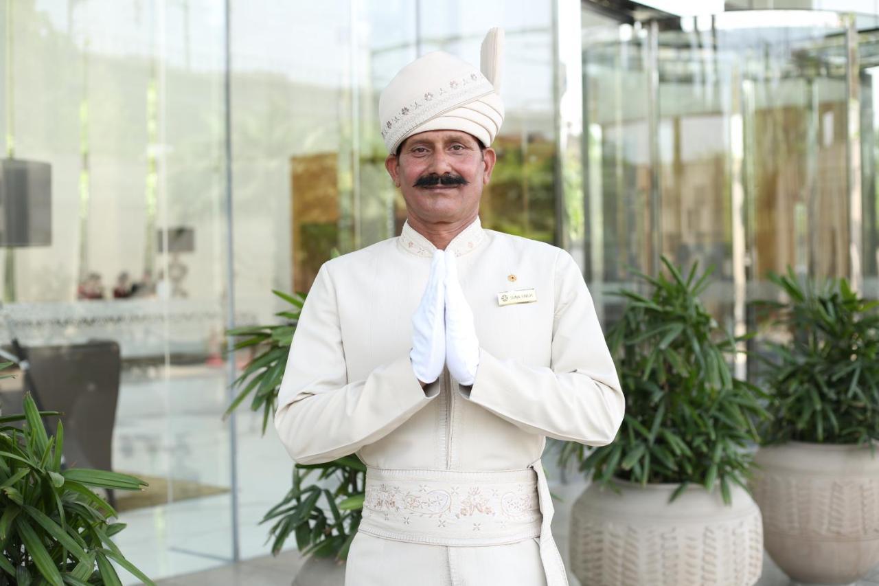 גורגאון Taj City Centre Gurugram מראה חיצוני תמונה A hotel staff in India
